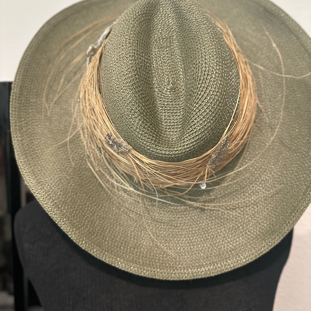 Chic Olive Women's Hat with Natural Accents